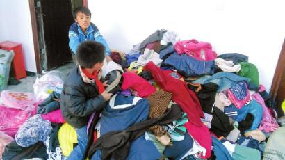 學(xué)生在幫忙整理收到的捐贈衣服。得石中心校供圖