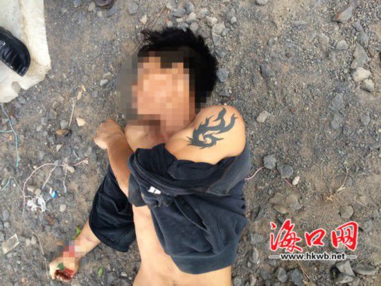死亡的男子，左手手臂上有紋身