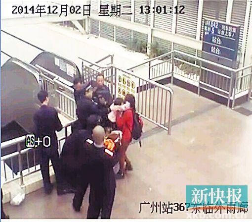 民警果斷將孩子救下,并控制跳樓男子。 通訊員圖(視頻截圖)
