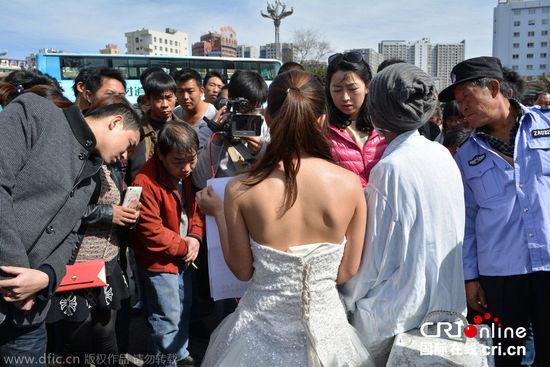 征婚引發(fā)民眾圍觀。