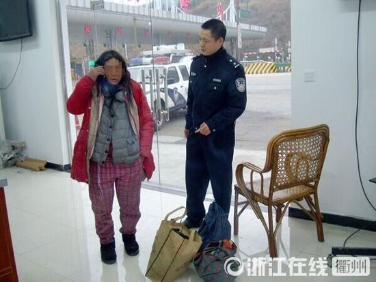1月30日，衢州高速交警發(fā)現(xiàn)了徒步走在高速楓嶺關卡口的汪女士