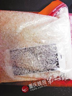 落水后，把手機(jī)放進(jìn)大米里吸水