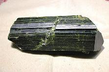 近日，商南縣奇石愛好者潘某在青山鎮(zhèn)鐵礦開采區(qū)發(fā)現(xiàn)一塊疑似綠簾石，有待相關(guān)專家和權(quán)威機(jī)構(gòu)認(rèn)定。