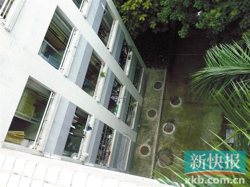 據目擊者稱,當時墜樓者躺在右排中、下兩個井蓋中間附近。