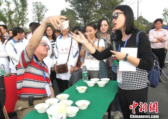 圖為外國(guó)友人品嘗揚(yáng)州炒飯?！〈藜衙鳌z