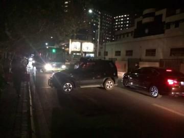 10月22日被推到路面的車攔住了公交車。（圖據(jù)網(wǎng)絡(luò)）