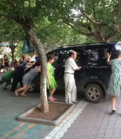 今年夏天壩壩舞成員將一輛小車推向公路。（圖據(jù)網(wǎng)絡(luò)）