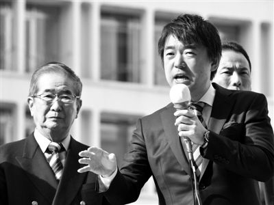 29日，日本著名極右翼分子石原慎太郎（左）和新生代右翼政客橋下徹在東京街頭演講拉票。