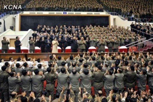 朝中社報(bào)道，朝鮮最高領(lǐng)導(dǎo)人金正恩10月29日攜夫人李雪主出席并觀看了紀(jì)念金日成軍事綜合大學(xué)建校60周年牡丹峰樂(lè)團(tuán)演出。圖片來(lái)源：朝中社