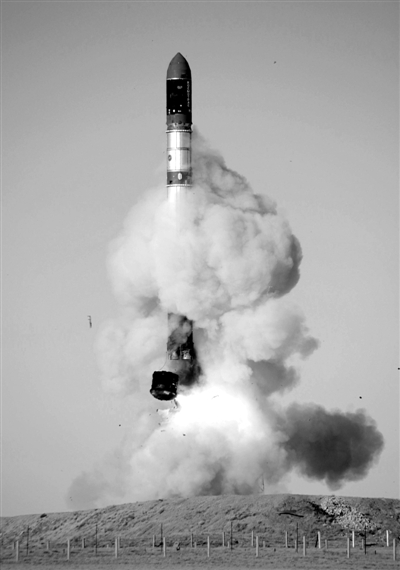 　2007年6月15日，俄羅斯在哈薩克斯坦的軍事場(chǎng)地試射一枚“RS-20”導(dǎo)彈。尚未有媒體公布新型固