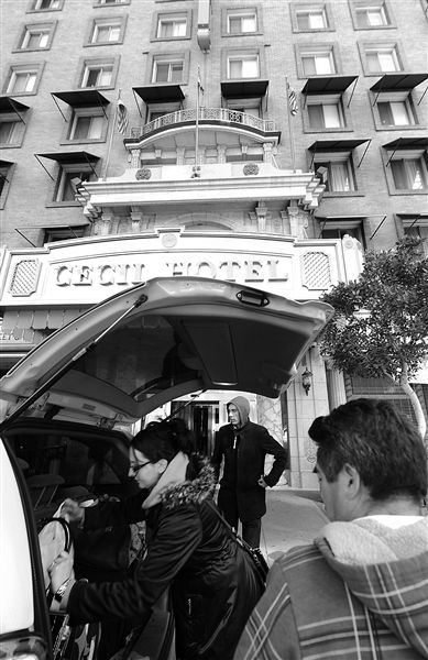 20日，美國洛杉磯，塞西爾酒店房客薩拜娜乘出租車離開酒店。由于擔(dān)心水質(zhì)受到污染，目前已有27戶房客離開塞西爾酒店。