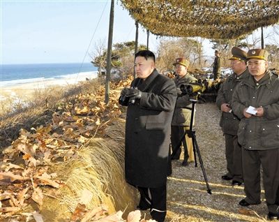 25日，朝鮮最高領(lǐng)導(dǎo)人金正恩指導(dǎo)朝鮮軍隊(duì)進(jìn)行登陸及反登陸訓(xùn)練。