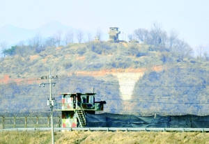 這是3月27日在韓國(guó)西北部靠近南北軍事分界線的坡州市一帶拍攝的韓國(guó)（下）和朝鮮哨所。