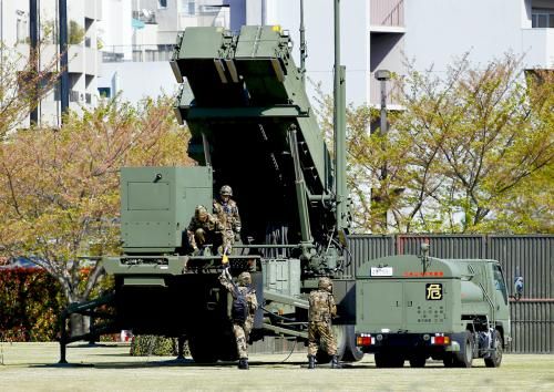 9日，日本自衛(wèi)隊(duì)為應(yīng)對(duì)朝鮮導(dǎo)彈威脅，在東京防衛(wèi)省總部設(shè)置“愛(ài)國(guó)者3”型導(dǎo)彈發(fā)射裝置。