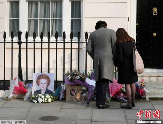 當(dāng)?shù)貢r(shí)間2013年4月8日，英國倫敦，民眾在英國前首相撒切爾夫人位于倫敦的住所前進(jìn)行悼念活動(dòng)。