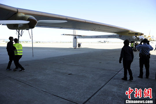 世界首架可晝夜飛行太陽能飛機(jī)與美國(guó)民眾見面