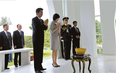 25日，緬甸仰光，安倍偕妻子參拜“二戰(zhàn)陣亡日軍墓”。圖/CFP