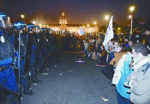 26日，法國反同性戀者與警察形成對(duì)峙之勢。