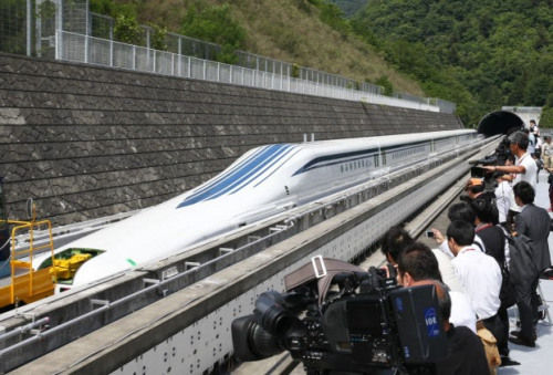 日本最新型磁懸浮列車登場，時速為500公里。