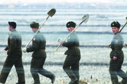 朝軍士兵前往田地支援地方建設。