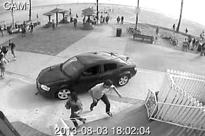 監(jiān)控錄像截屏圖：3日，美國洛杉磯市，一輛汽車沖進(jìn)威尼斯海灘棧道上的人群。圖/東方IC