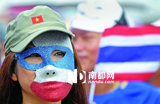 4日，一名泰國反政府人士頭戴面具在首都曼谷參加集會。