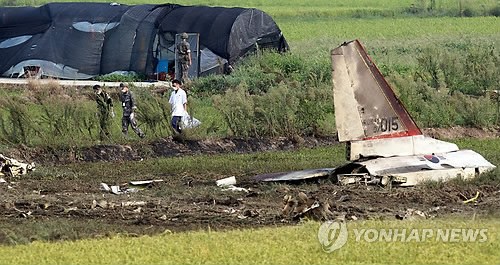 當(dāng)?shù)貢r間28日下午2時8分許，韓國一架空軍教練機(jī)T-50在全羅南道光州市西區(qū)細(xì)荷洞農(nóng)田墜毀。