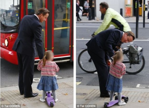 英國(guó)首相卡梅倫步行送女兒上幼兒園。