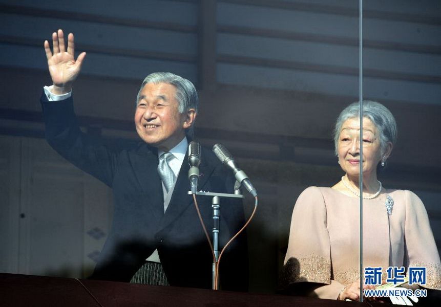 當(dāng)?shù)貢r(shí)間12月23日，在位于日本東京的皇宮，日本明仁天皇向民眾致意。
