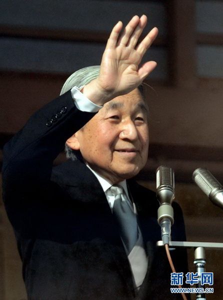 當(dāng)?shù)貢r(shí)間12月23日，在位于日本東京的皇宮，日本明仁天皇向民眾致意。