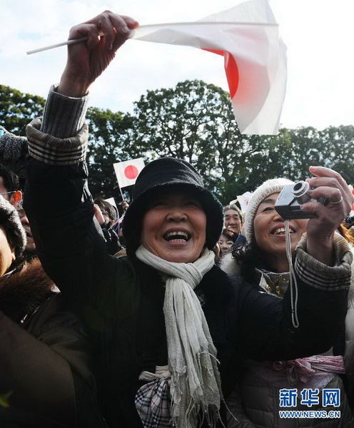 當(dāng)?shù)貢r(shí)間12月23日，在位于日本東京的皇宮，民眾向明仁天皇祝賀生日。