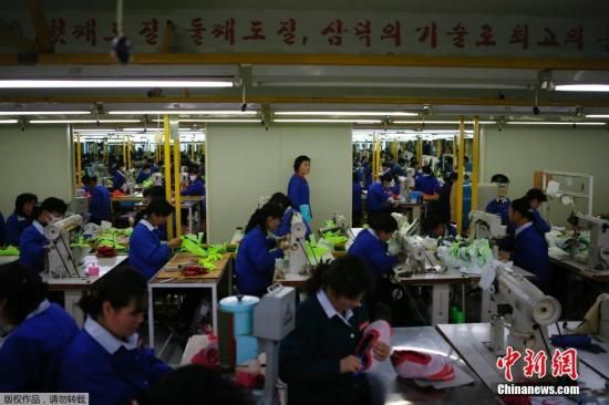 當?shù)貢r間12月19日，開城工業(yè)園區(qū)，朝鮮工人在工廠工作。