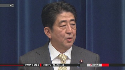 日本首相安倍晉三出發(fā)前往瑞士前接受記者采訪。