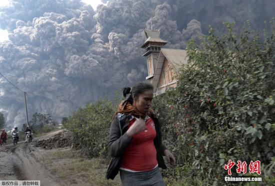 當(dāng)?shù)貢r(shí)間2月1日，印尼錫納朋火山持續(xù)噴發(fā)。