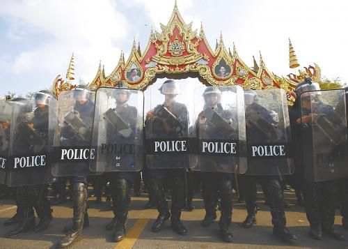 14日在泰國曼谷，政府出動(dòng)數(shù)千名防暴警察，以奪回政府大樓和其他 泰數(shù)千防暴警察和平清場 被示威者占領(lǐng)的區(qū)域。