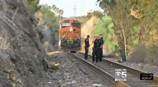 當時詹娜未注意火車駛來有真空效應，為撿手機而被吸入車底喪命。