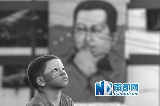 3月5日，一名委內(nèi)瑞拉兒童仰望天空，他身后是查韋斯的陵墓。