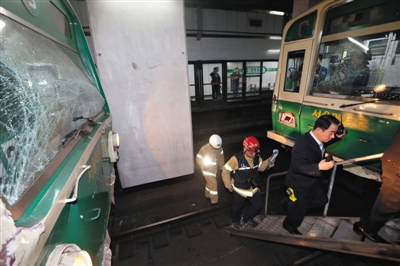 5月2日，韓國首爾，首爾2號(hào)線地鐵去往蠶室方向的一趟列車在上往十里站撞上了一趟?？吭谡緝?nèi)的列車。