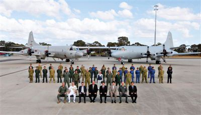 4月29日，參與搜尋馬航失聯(lián)客機(jī)的多國(guó)軍人和軍機(jī)在珀斯皮爾斯空軍基地合影。5月1日，馬航宣布搜尋進(jìn)入新階段，重點(diǎn)將借助不同技術(shù)擴(kuò)大海底搜尋。