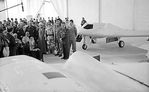 　哈梅內(nèi)伊（中）11日參觀伊朗版RQ-170無(wú)人機(jī)。