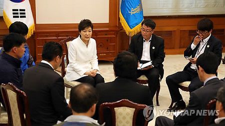 16日下午，樸槿惠接見“世越”號客輪遇難者家屬，并在家屬面前親自道歉。（韓聯(lián)社）