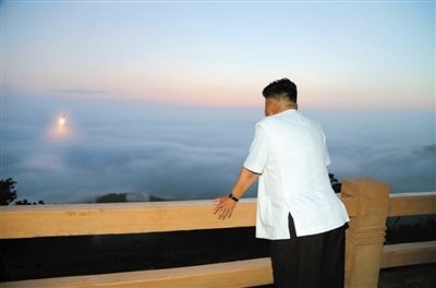 　朝鮮最高領導人金正恩正在觀看導彈發(fā)射。