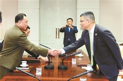 10月15日，韓國國防部國防政策室室長柳濟(jì)升和朝鮮人民武裝力量部偵查總局局長金英哲分別率團(tuán)出席板門店