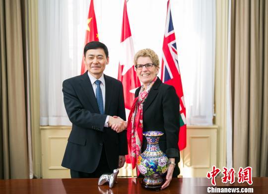 　圖示省長韋恩（右）與薛冰總領(lǐng)事首度官式會晤。　安省/攝