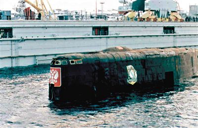 2001年，與失火核潛艇屬于同一級的“庫爾斯克”核潛艇時隔14個月被打撈出海。