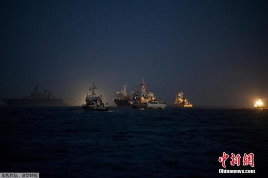 當(dāng)?shù)貢r(shí)間2014年4月24日，搜救人員在全羅南道珍島郡海域24小時(shí)不分晝夜的搜尋沉船事故失蹤者。