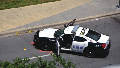 被槍手擊中的警車。新華社發(fā)