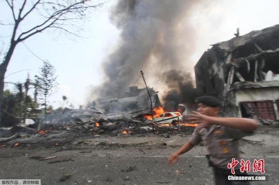當?shù)貢r間6月30日，印尼棉蘭，印尼一架軍用運輸機起飛不久后在居民區(qū)墜毀，機體爆炸燃成火球。