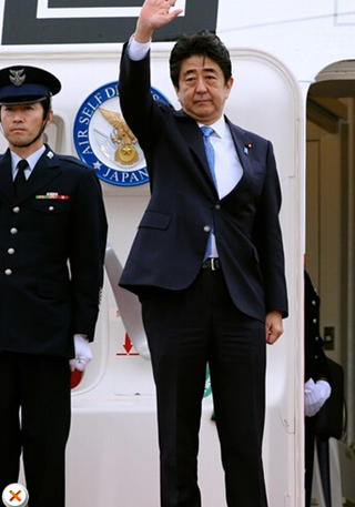 安倍在機場告別，面色凝重