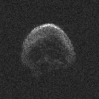 這顆彗星外形酷似骷髏頭，表面甚至可分出眼鼻。